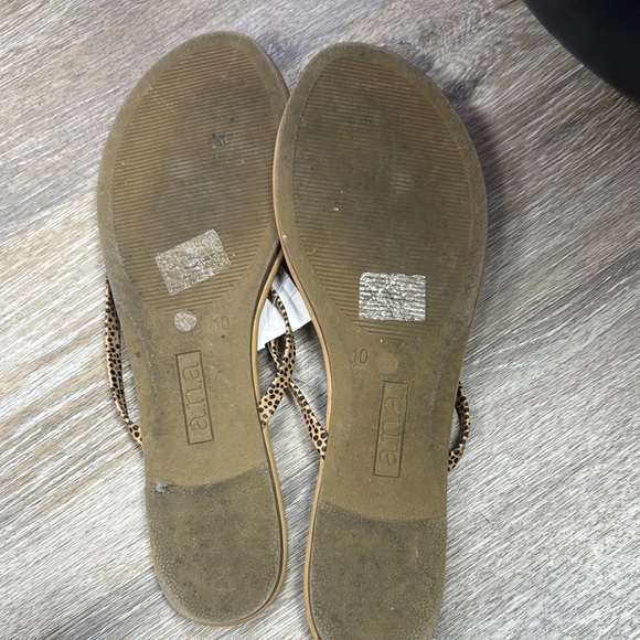 a.n.a Tan Flip Flops Size 10 - Picture 2 of 2
